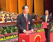 市人大主任在投票